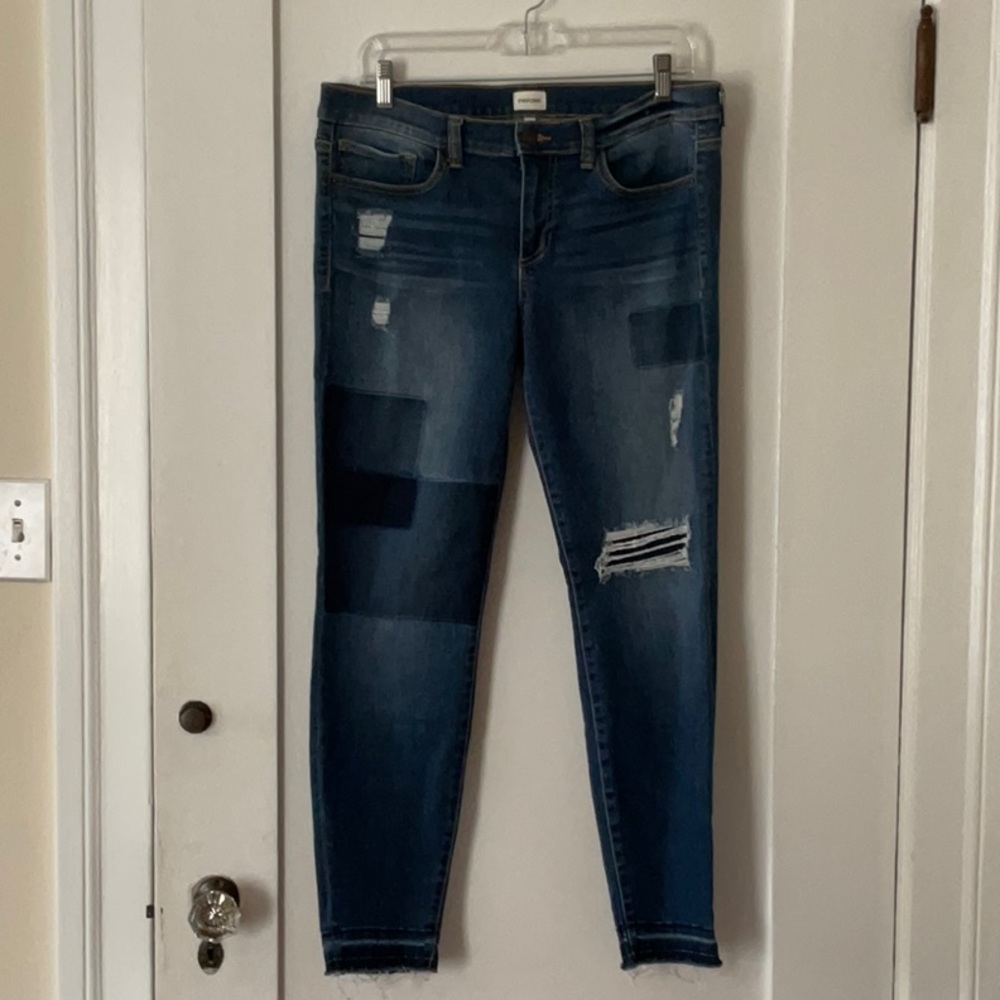 Sneak Peek Women's Straight Leg Low Rise Comfort Distressed Jean New Size 13